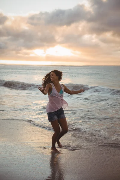 Mulher se divertindo na praia — Fotografia de Stock