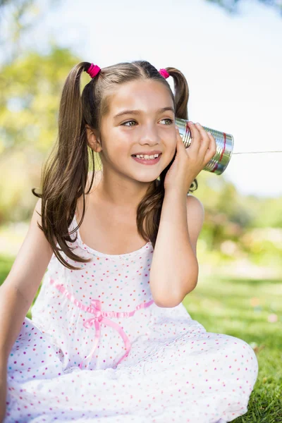 Chica escuchando a través de lata puede teléfono —  Fotos de Stock
