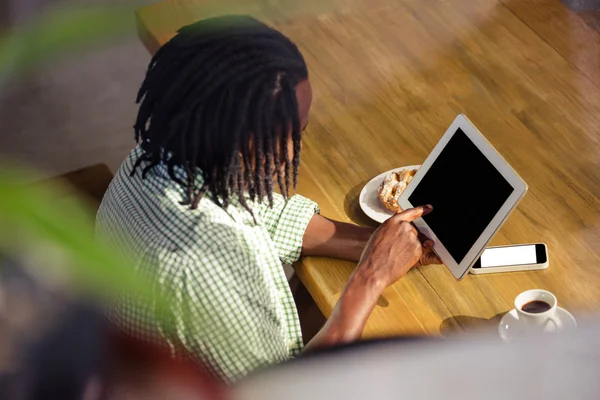 Man using a tablet sitting — Stock Photo, Image