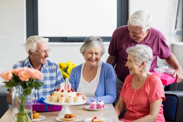 Senioren vieren van een verjaardag — Stockfoto