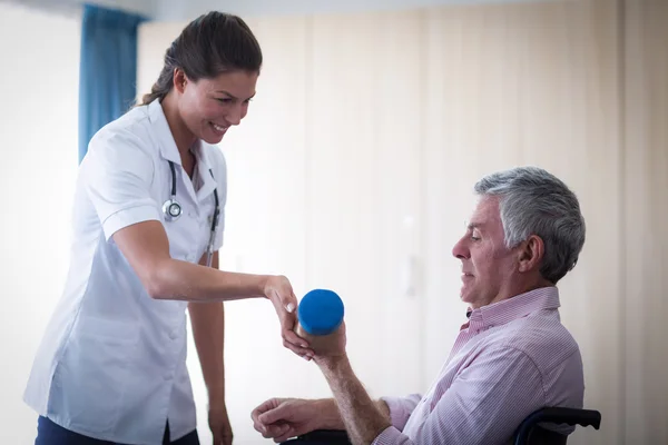 Ärztin hilft Seniorin — Stockfoto