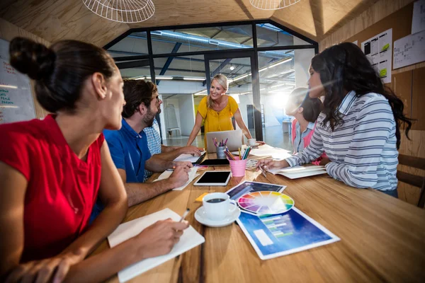 Equipe de negócios ocasional tendo uma reunião — Fotografia de Stock