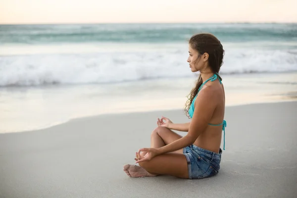 Jeune femme effectuant du yoga — Photo