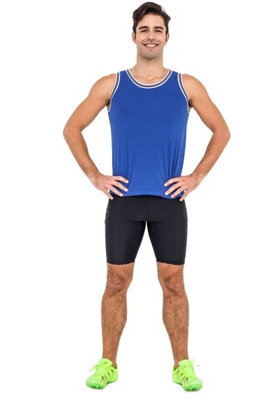 Kalça elleri ile ayakta sporcu adam portresi — Stok fotoğraf