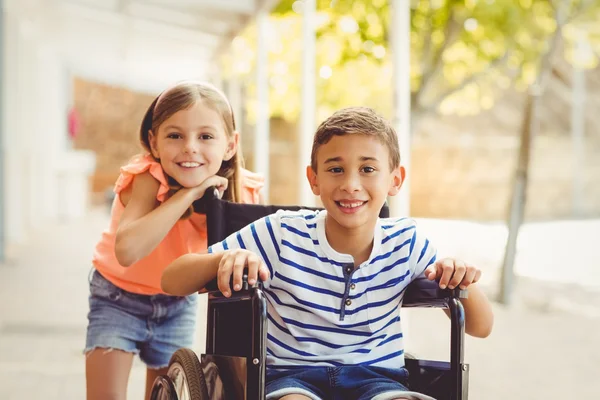 Schülerin mit Schüler im Rollstuhl — Stockfoto