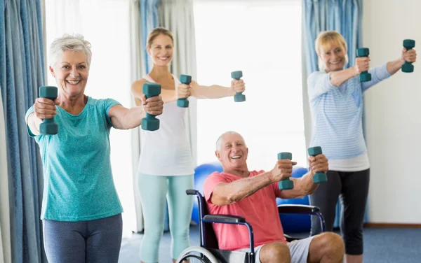 Seniors exercising with weights — Stock Photo, Image