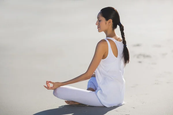 Giovane donna che esegue yoga — Foto Stock