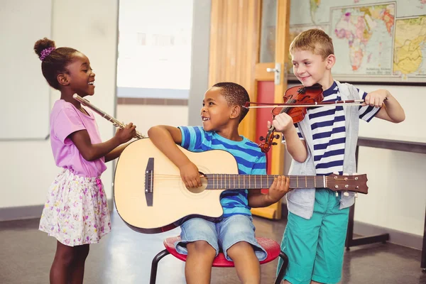 Crianças tocando guitarra, violino, flauta — Fotografia de Stock