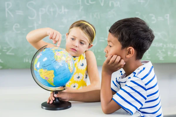 Schüler schauen auf Globus — Stockfoto