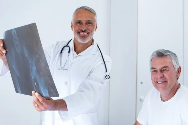 Male doctor discussing x-ray with senior man — Stock Photo, Image