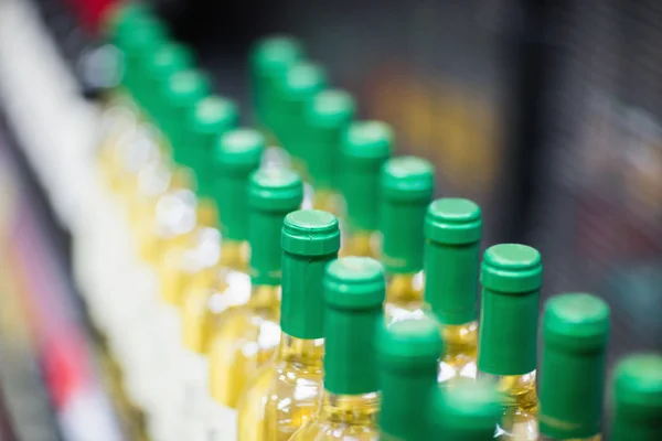 Close up van witte wijn flessen — Stockfoto
