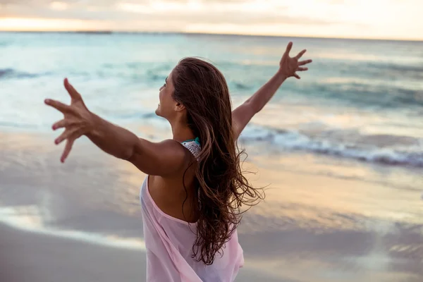 Mujer extendiendo sus brazos — Foto de Stock