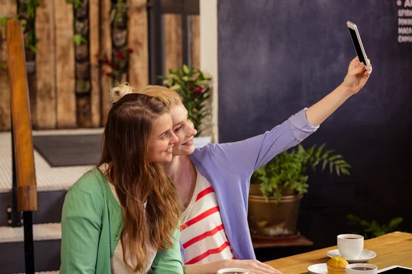 Ler vänner att ta en selfie — Stockfoto