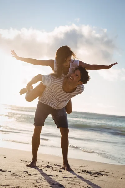 Uomo dando donna cavalcata a cavallo — Foto Stock