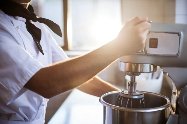 Miscelazione pastella chef nel miscelatore di miscelazione — Foto Stock