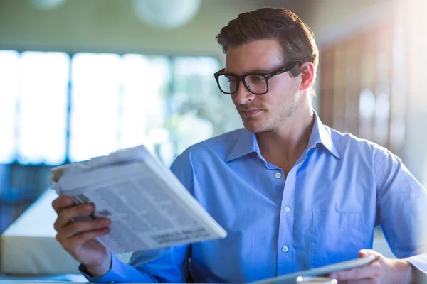 Muž čte noviny — Stock fotografie