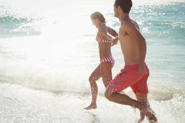 Couple courant dans l'eau — Photo