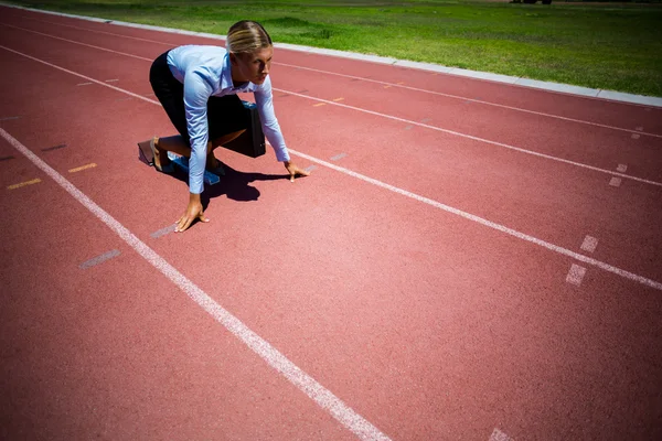 Geschäftsfrau bereit zum Laufen auf Laufstrecke — Stockfoto