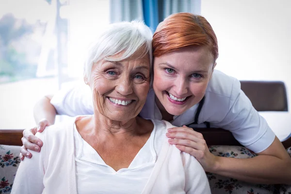 Portrait of smiling doctor and patient — Stock Photo, Image