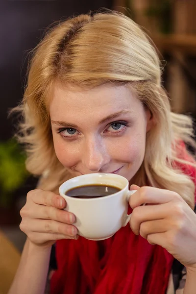 Frau trinkt Tasse Kaffee — Stockfoto