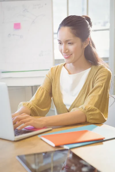 Femme d'affaires posant sur son bureau — Photo