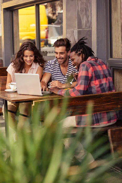 Amigos tomando café y riendo — Foto de Stock