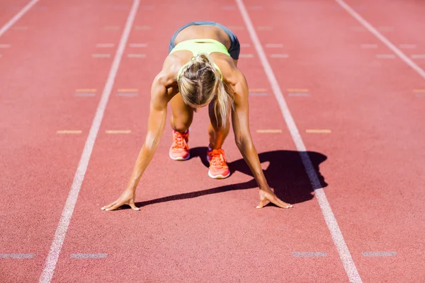 Kvinnelig idrettsutøver klar til å løpe – stockfoto