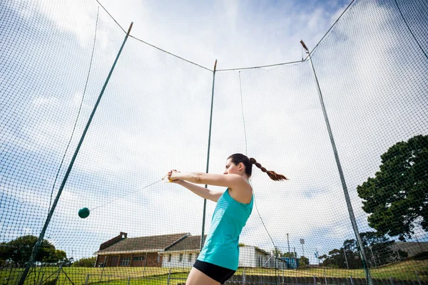 Uitvoeren van een kogelslingeren atleet — Stockfoto