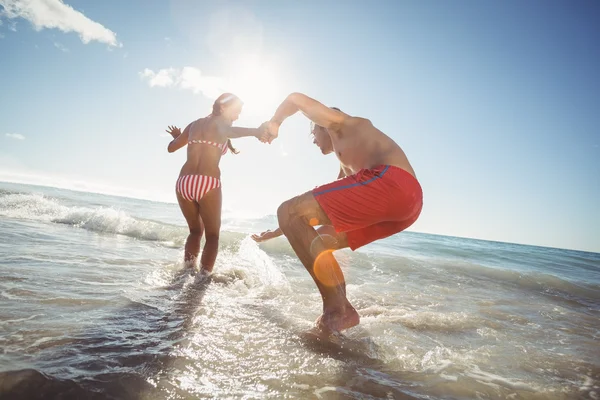 水で遊ぶカップル — ストック写真