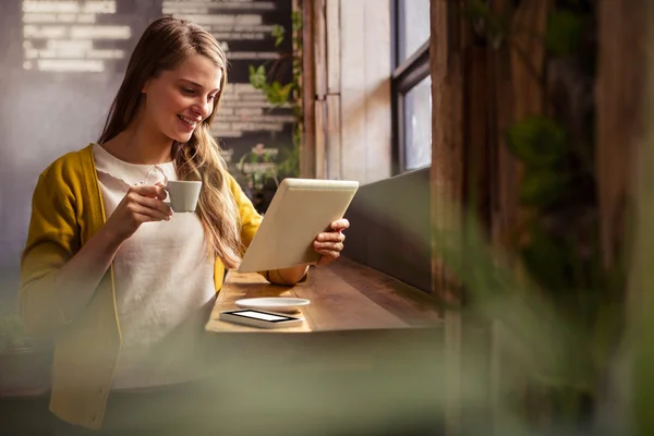 Mulher bebendo café usando tablet — Fotografia de Stock