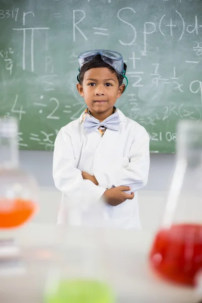 Schoolboy de pé em sala de aula — Fotografia de Stock