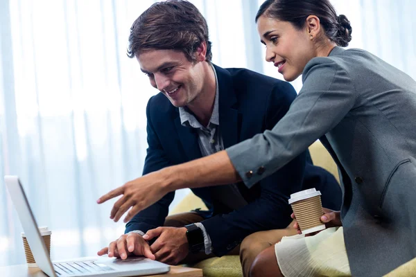 Ondernemers met behulp van laptop — Stockfoto