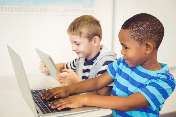 Дети в школе используют ноутбук и планшет — стоковое фото