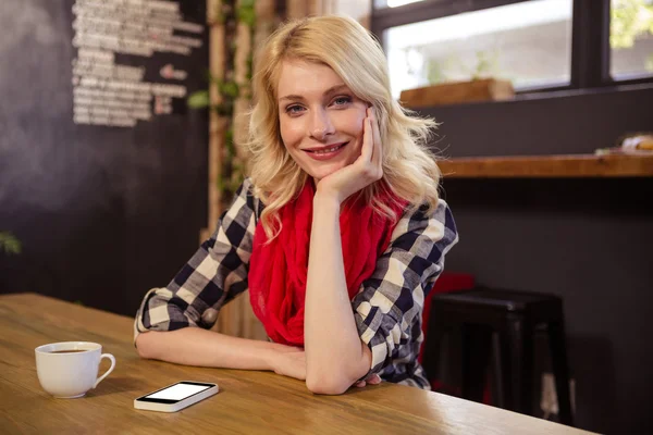 Mujer joven en la cafetería —  Fotos de Stock