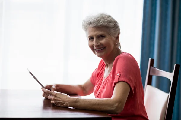 Mulher idosa usando um tablet — Fotografia de Stock