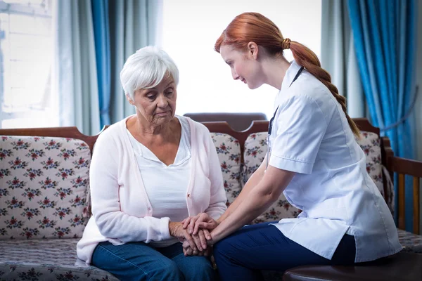 Medico femminile Consolante Donna anziana — Foto Stock