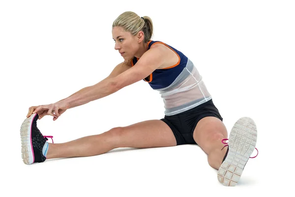 Donna atletica allungando il tendine del ginocchio — Foto Stock