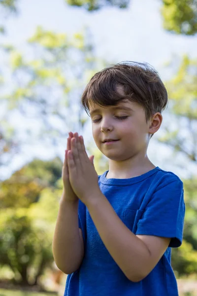 Niño rezando con los ojos cerrados — Foto de Stock
