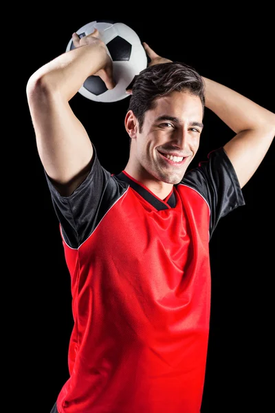 Retrato de atleta masculino feliz jogando futebol — Fotografia de Stock