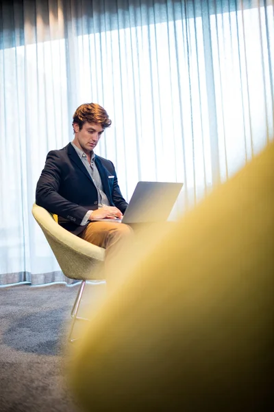 Empresario usando una computadora — Foto de Stock