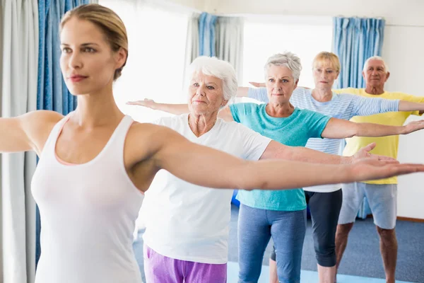 Instruktör utför yoga med seniorer — Stockfoto