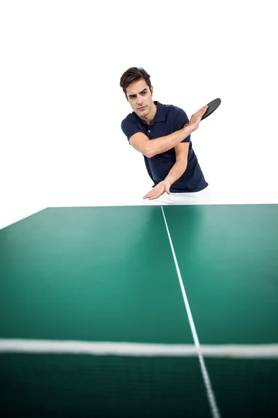 Säker manliga idrottare spelar bordtennis — Stockfoto