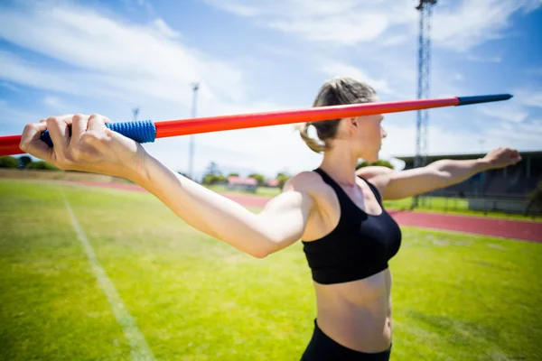 Kvinnelig idrettsutøver i ferd med å kaste et spyd – stockfoto