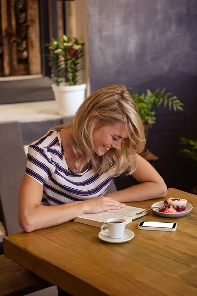 Vrouw leest een boek-vergadering — Stockfoto