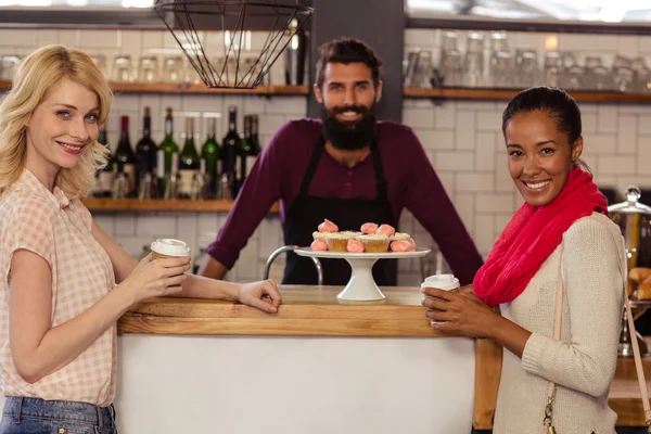 Bartender med kunder håller kaffe — Stockfoto