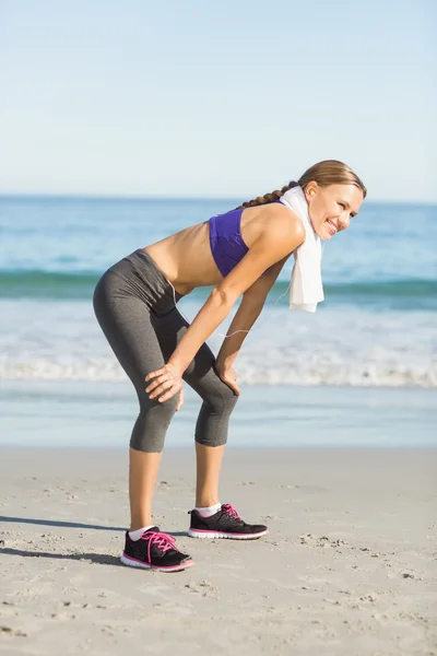 Mulher fazendo uma pausa após o exercício — Fotografia de Stock