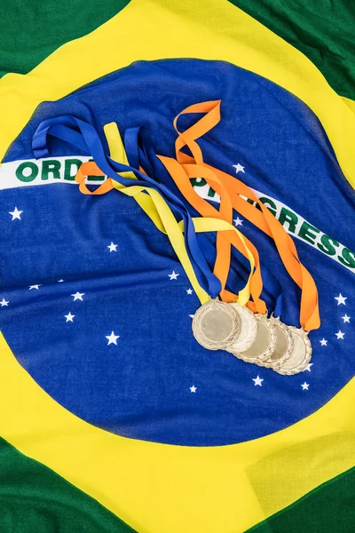 Medallas de oro en bandera brasileña — Foto de Stock
