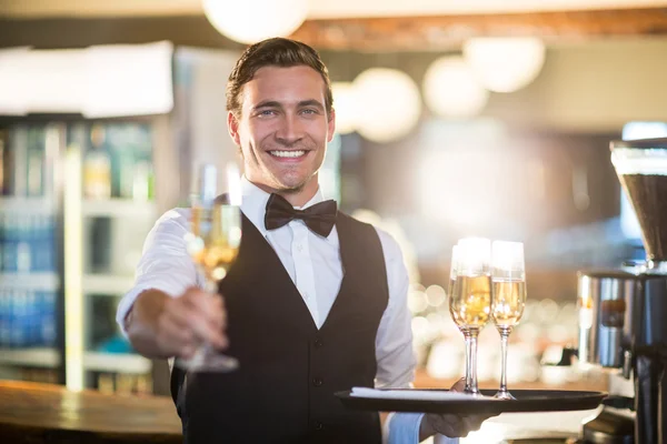 Kellner bietet Glas Champagner an — Stockfoto