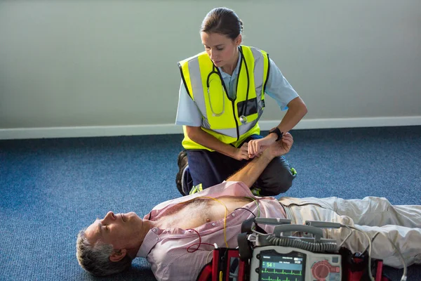 Un ambulancier examine un patient — Photo