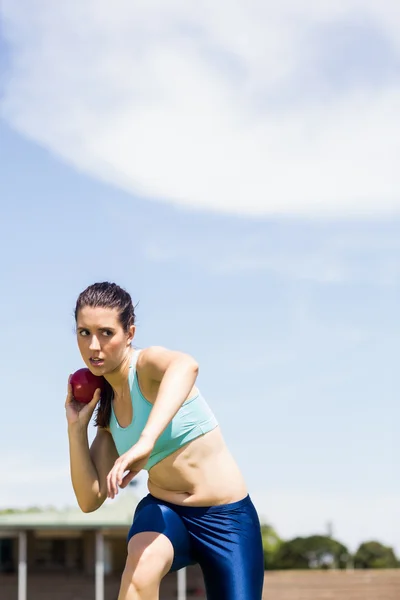 Mujer atleta preparándose para lanzar tiro poner pelota — Foto de Stock